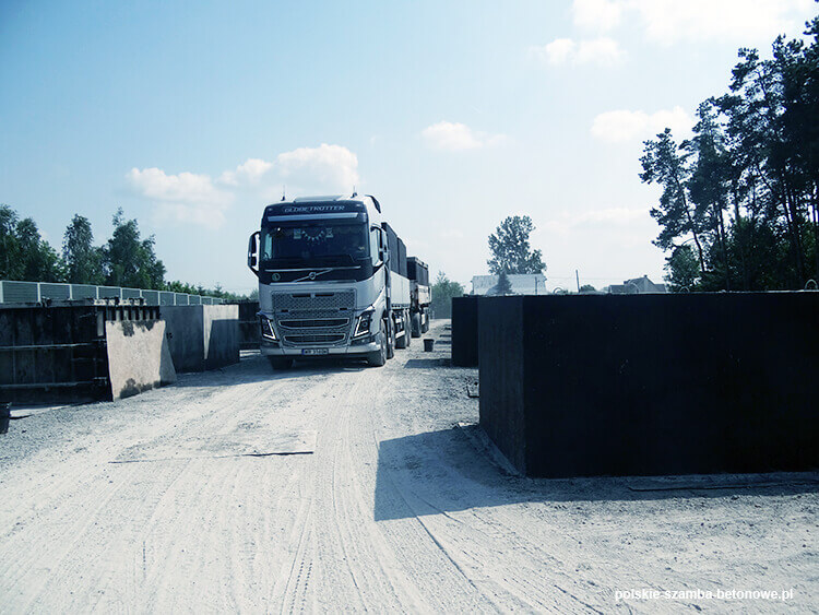 Transport szamb betonowych  w Uniejowie
